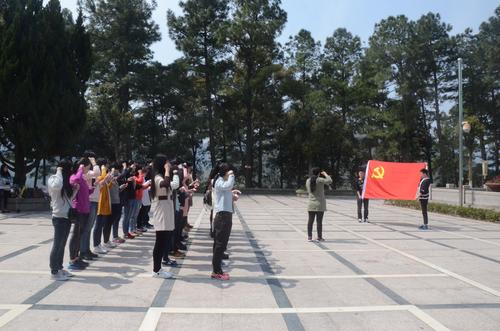 20150330经管博彩网站推荐举办
学生党员赴四明山革命根据地参观学习2